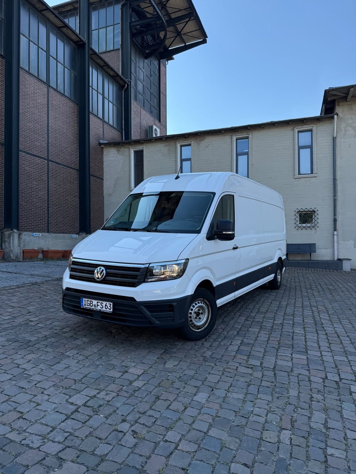 Weißer VW Crafter der FS Autovermietung, Ansicht schräg von vorne