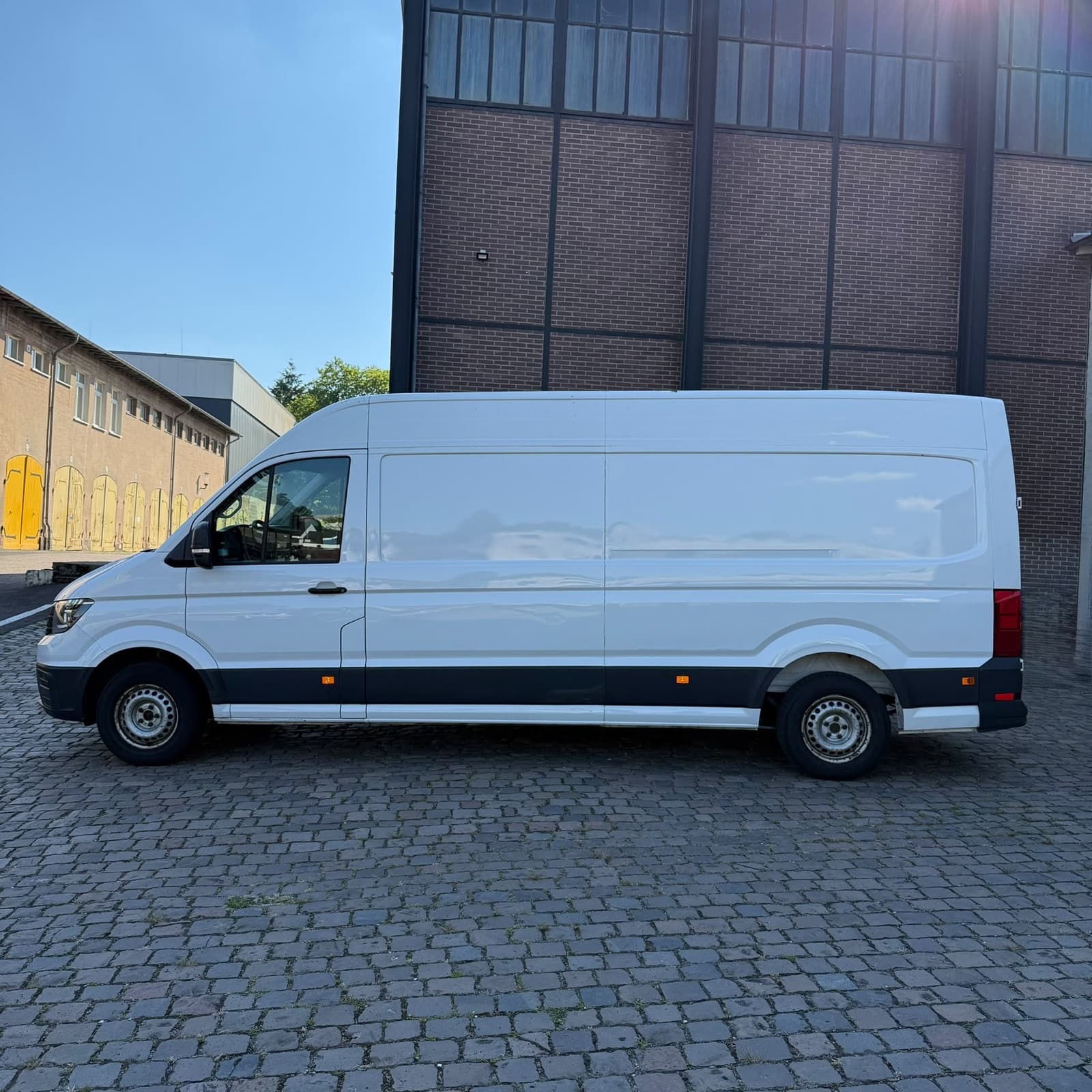 Weißer VW Crafter der FS Autovermietung, Seitenansicht