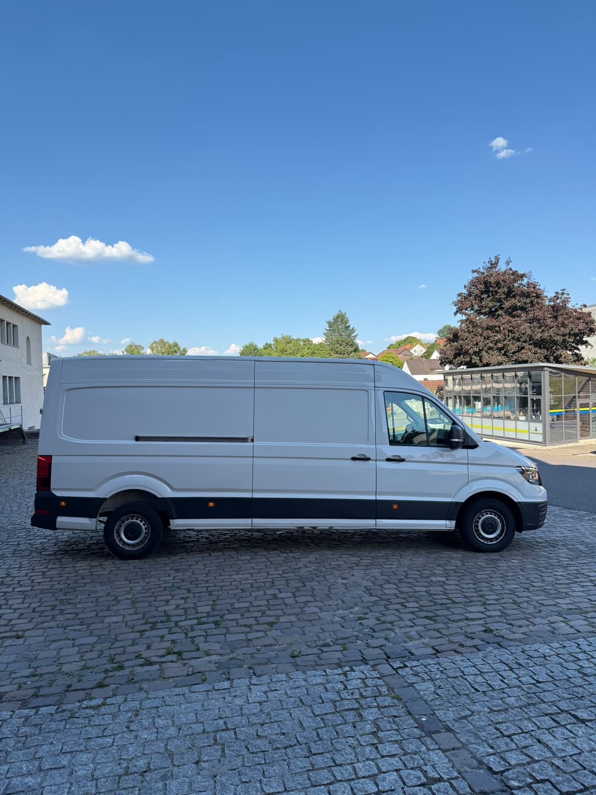 Weißer VW Crafter der FS Autovermietung, Seitenansicht rechts